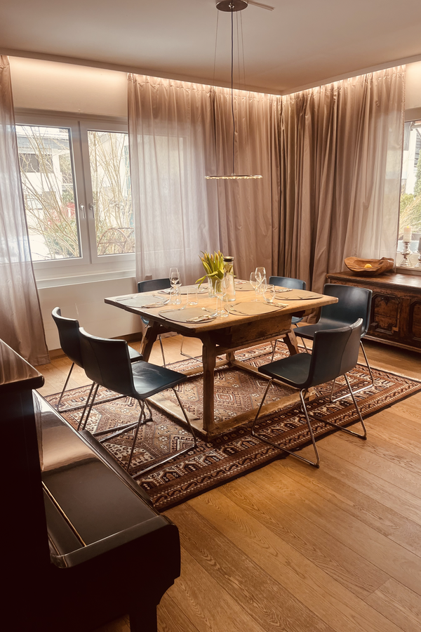 Stilvolles Esszimmer mit Holztisch & modernen Stühlen – 2-Zimmer Wohnung, Kurzzeitmiete & Wohnen auf Zeit für 1 bis 6 Monate in Salzburg