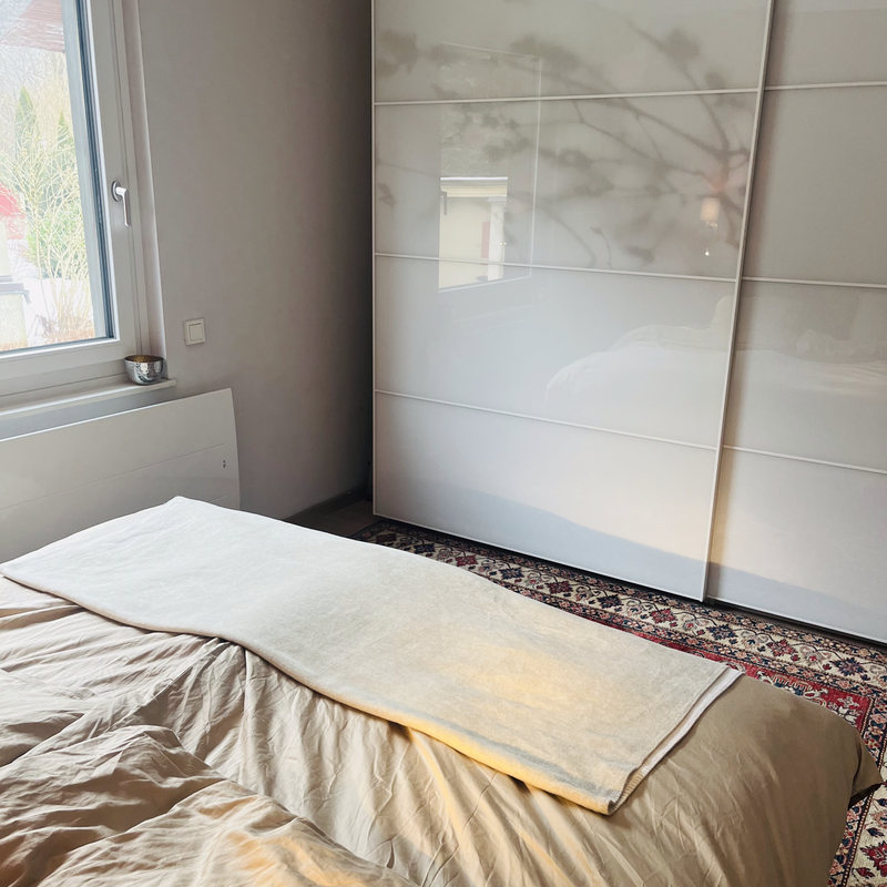 Schlafzimmer mit Schwebe-Kleiderschrank 