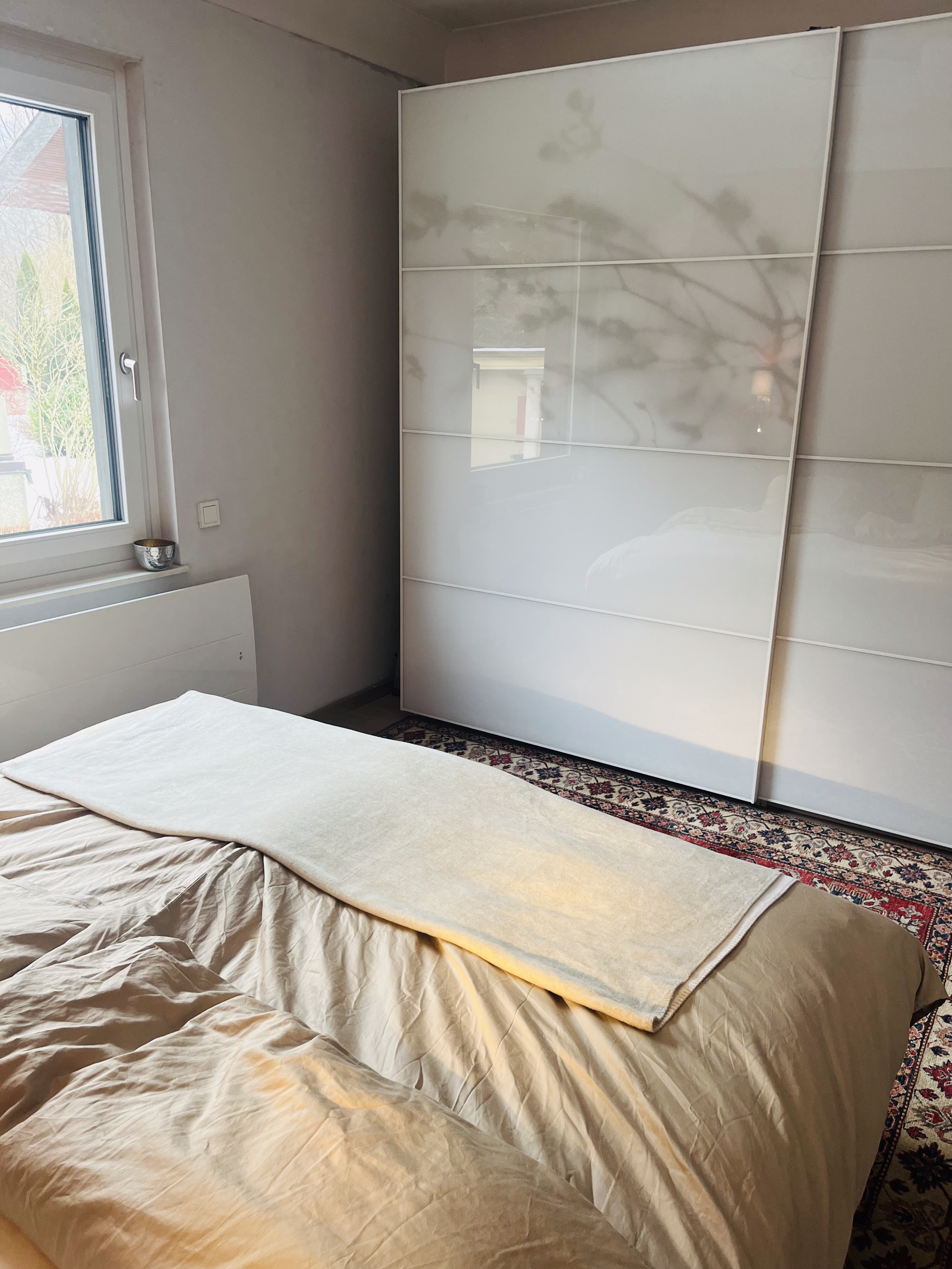Schlafzimmer mit Schwebe-Kleiderschrank 