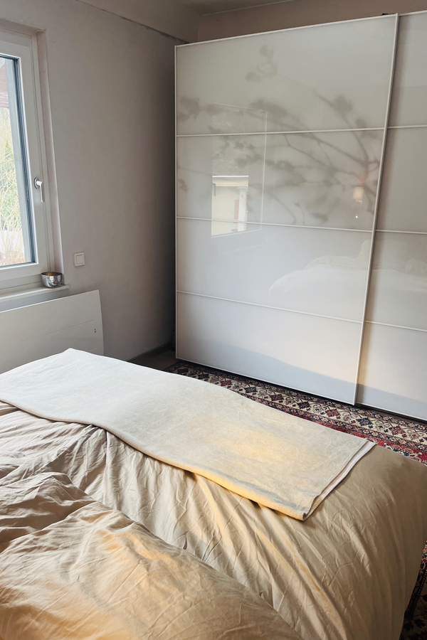 Schlafzimmer mit Schwebe-Kleiderschrank 