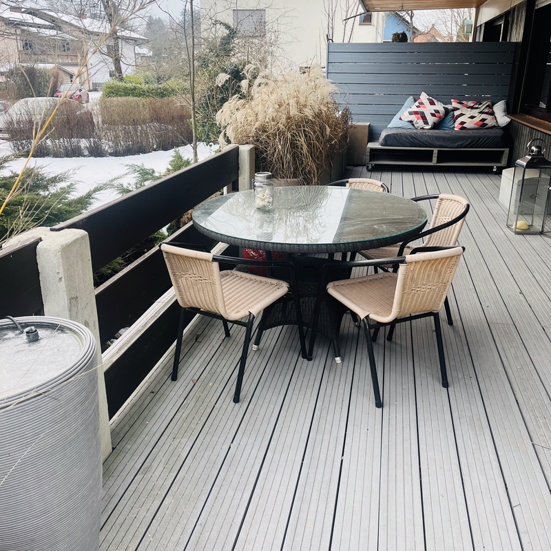 überdachte südseitige Terrasse mit Lounge, Essplatz und elektrischer Markise