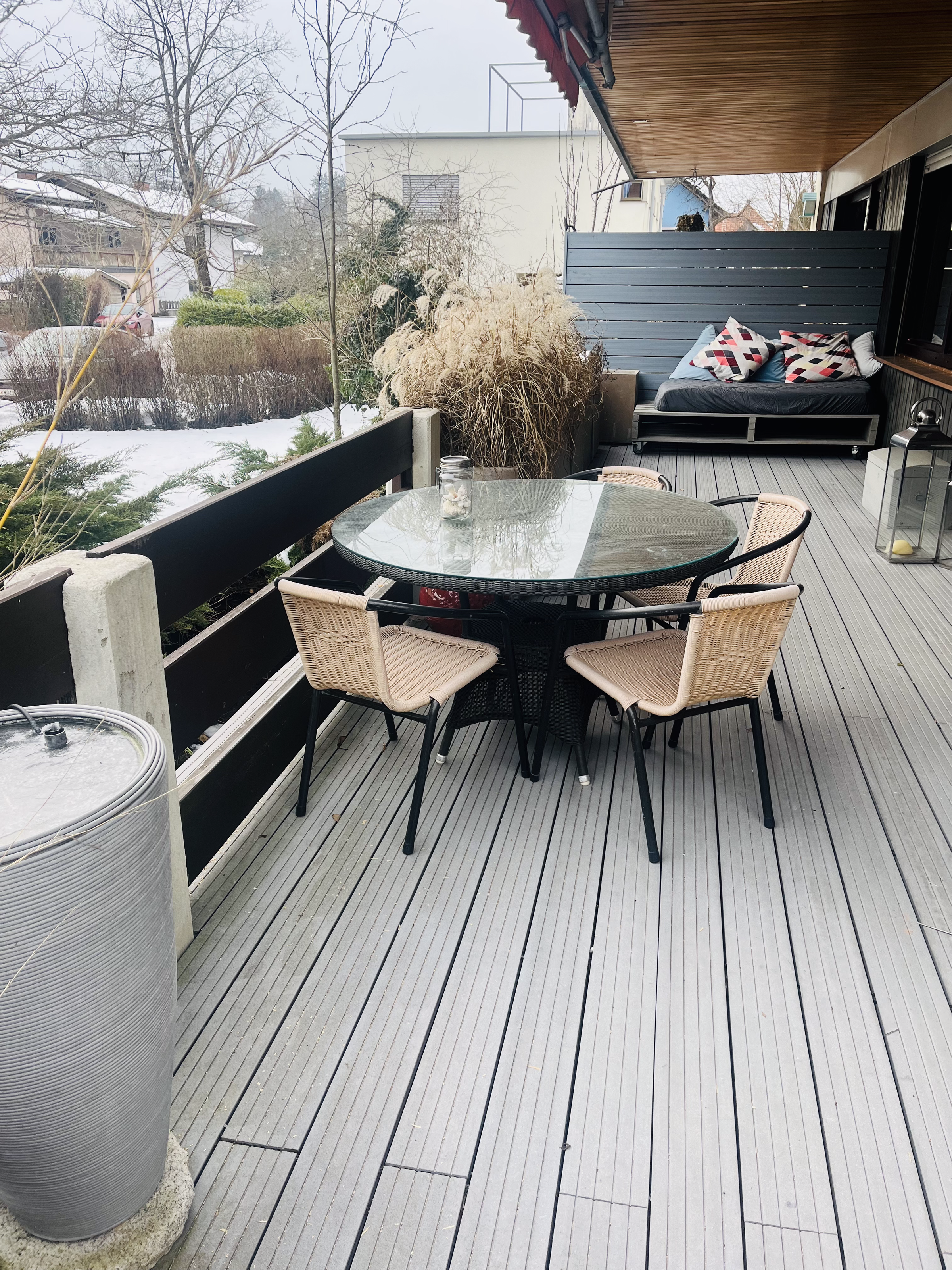 überdachte südseitige Terrasse mit Lounge, Essplatz und elektrischer Markise