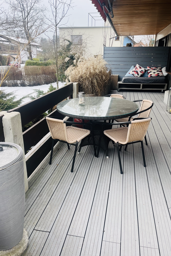überdachte südseitige Terrasse mit Lounge, Essplatz und elektrischer Markise