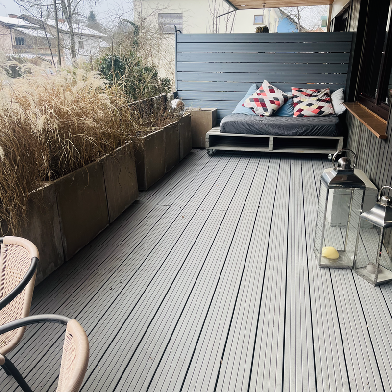 überdachte südseitige Terrasse mit Lounge, Essplatz und elektrischer Markise