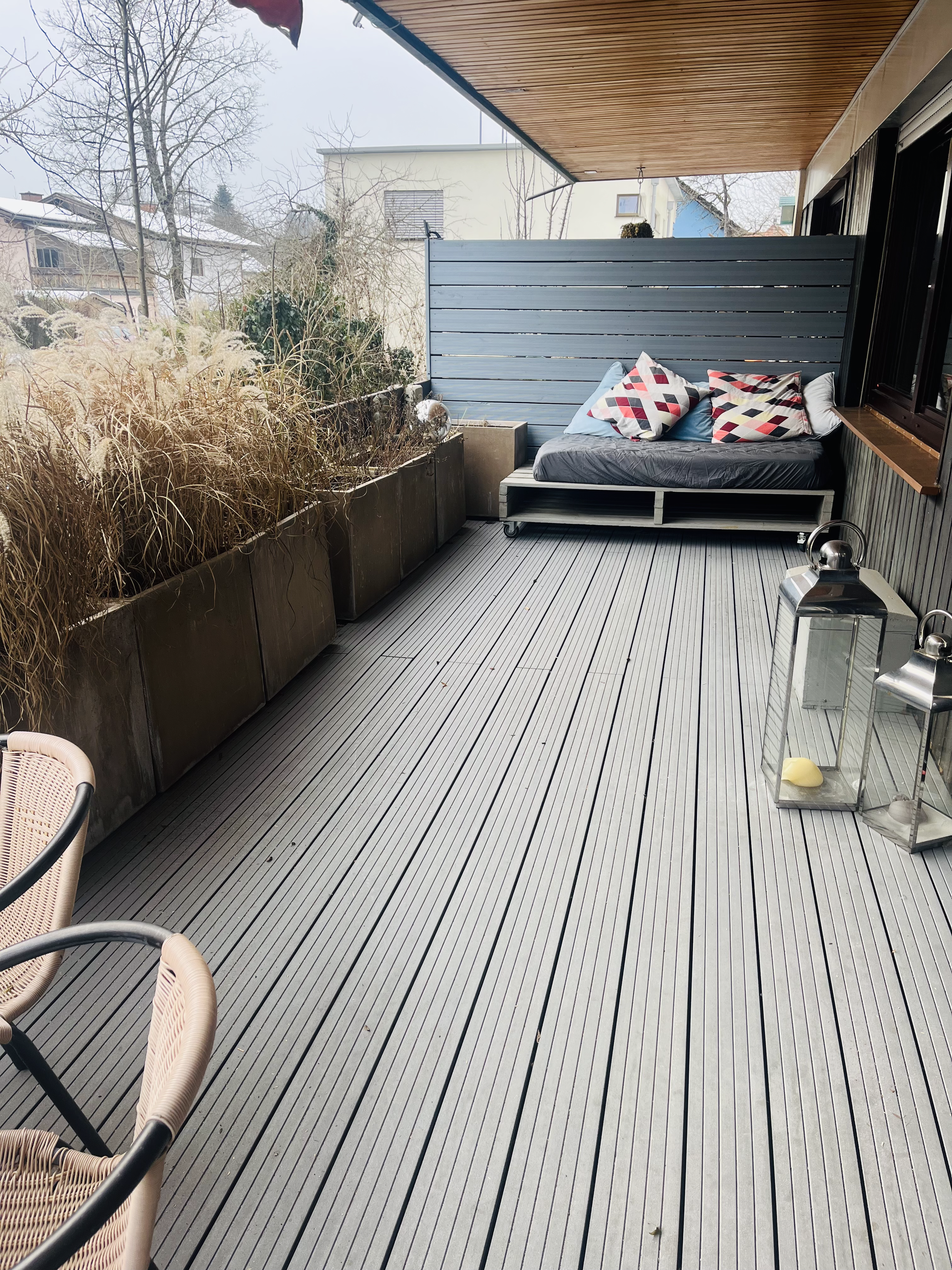 überdachte südseitige Terrasse mit Lounge, Essplatz und elektrischer Markise