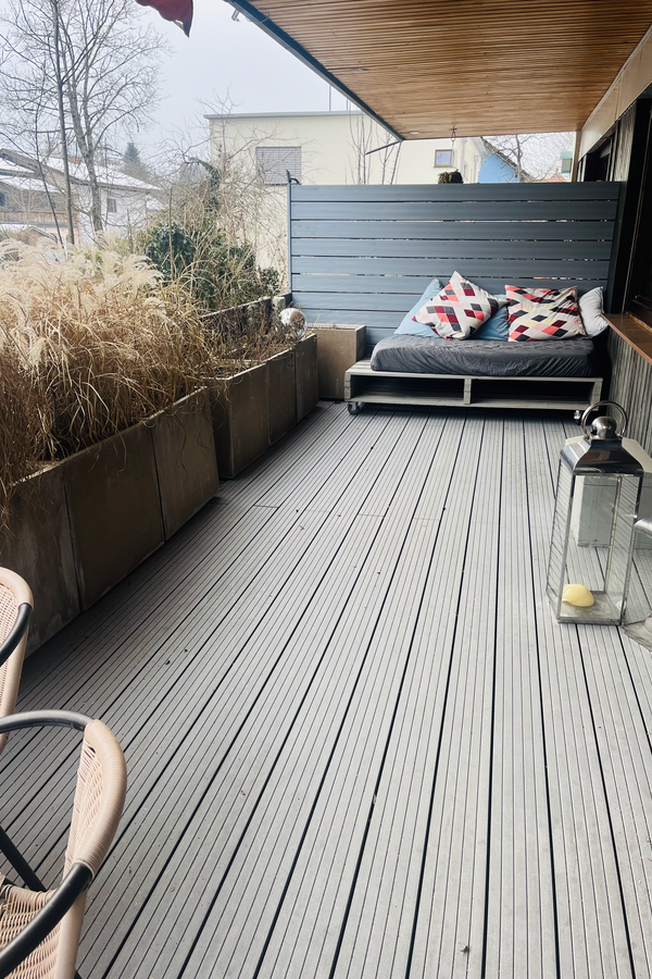 überdachte südseitige Terrasse mit Lounge, Essplatz und elektrischer Markise