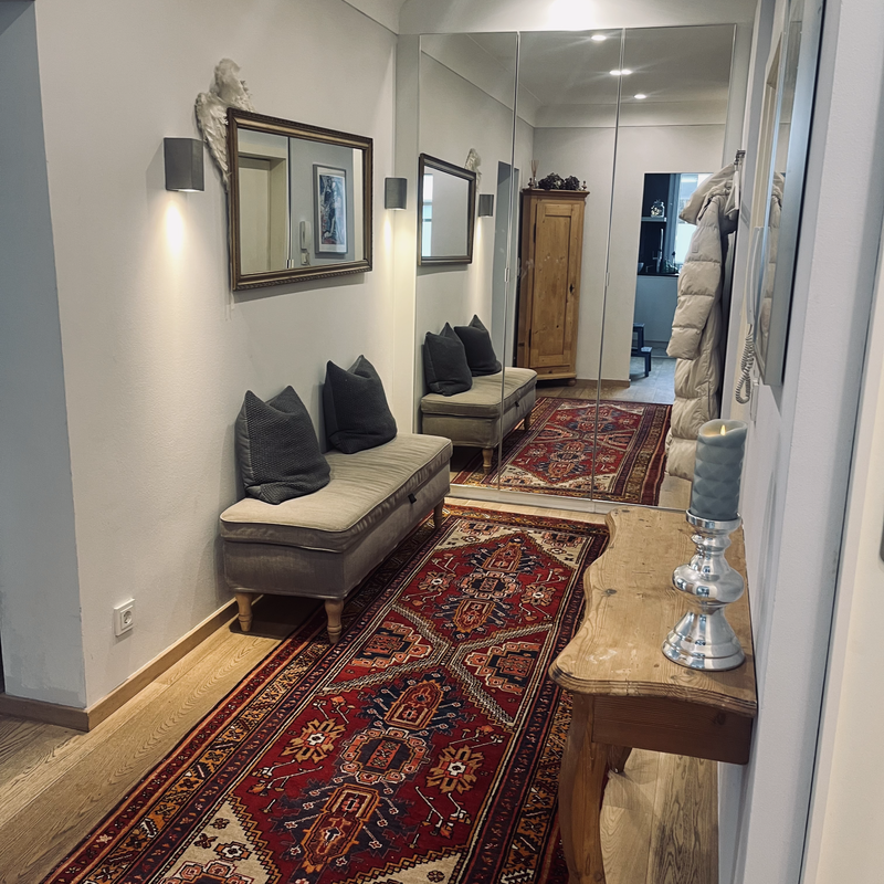 Eingangsbereich mit Garderobe mit Spiegelschrank