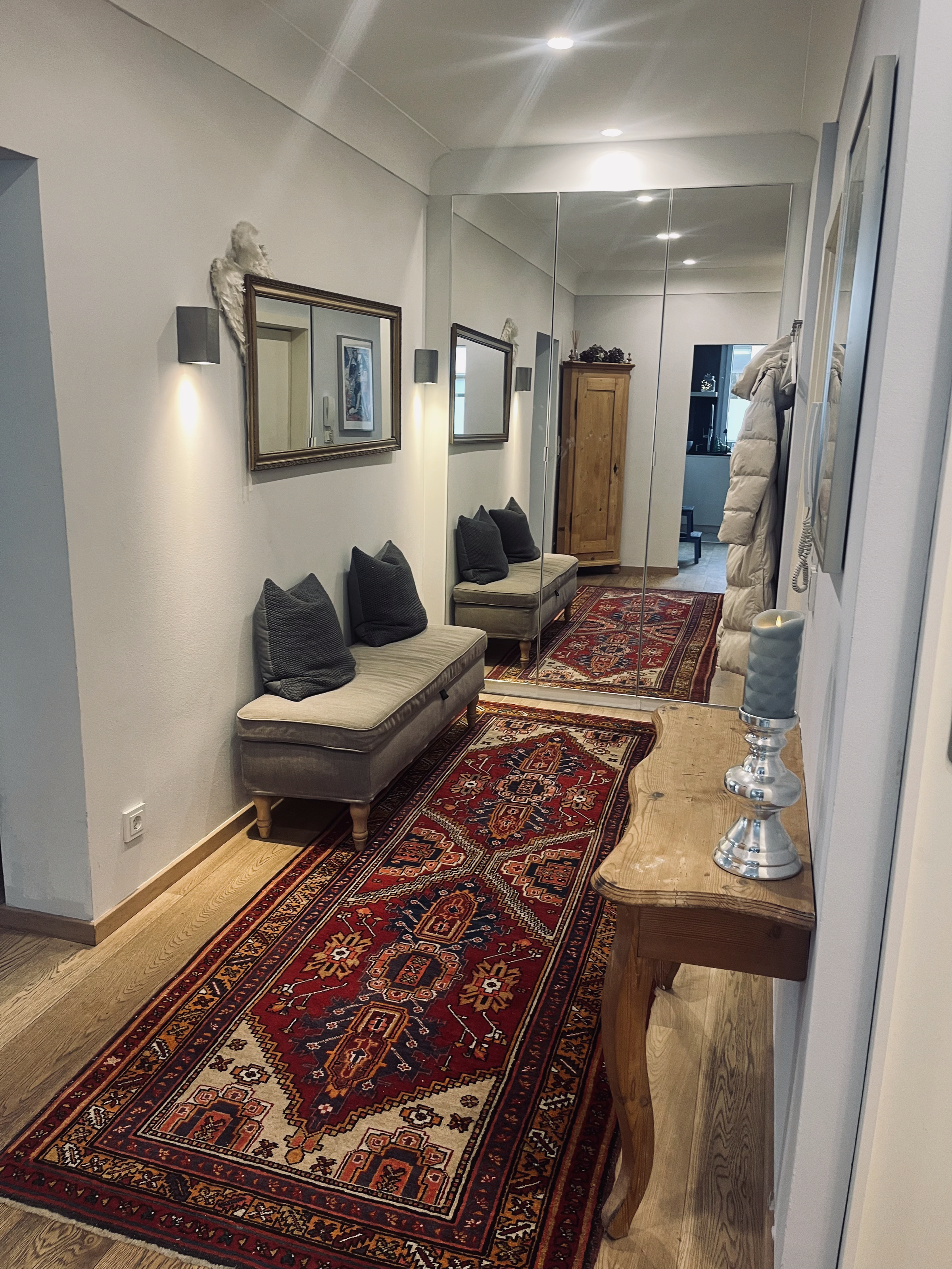 Eingangsbereich mit Garderobe mit Spiegelschrank