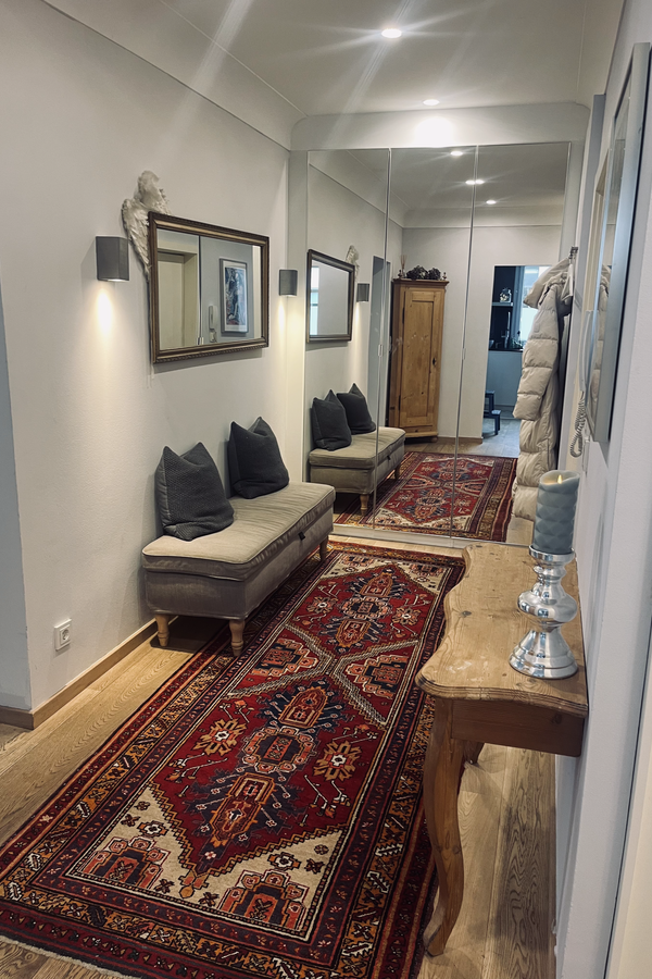 Eingangsbereich mit Garderobe mit Spiegelschrank