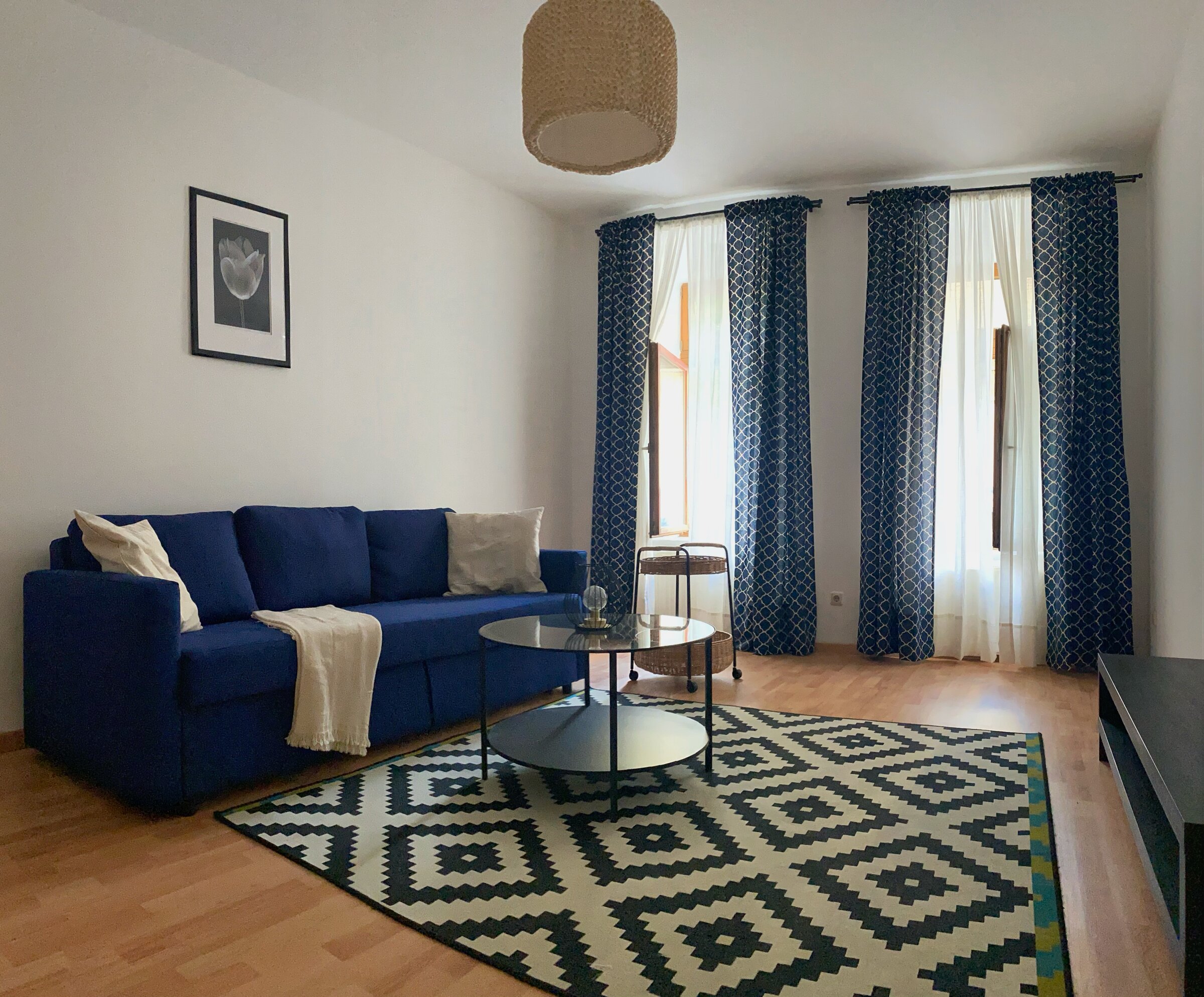 Bright living room, blue sofa & modern decor – 2-room apartment for short-term rental in Vienna, 1 to 6 months | © dilachio