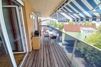Elektrogrill, Sitzhängematte, Liegestuhl und Balkonmöbel vorhanden | © Mag. Andreas Fruhwirth