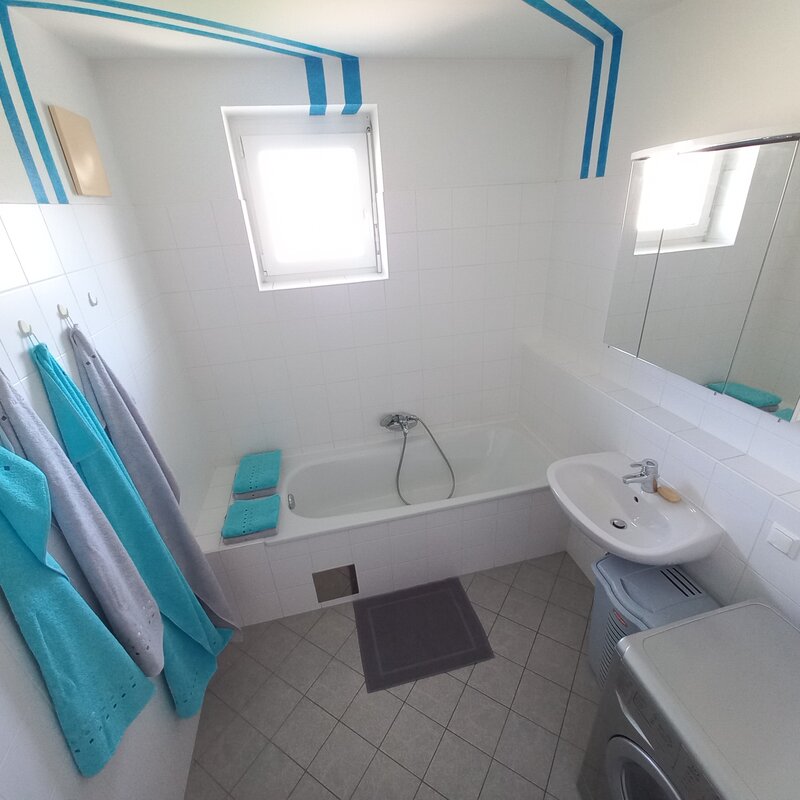 Bad mit Badewanne und Wachmaschine