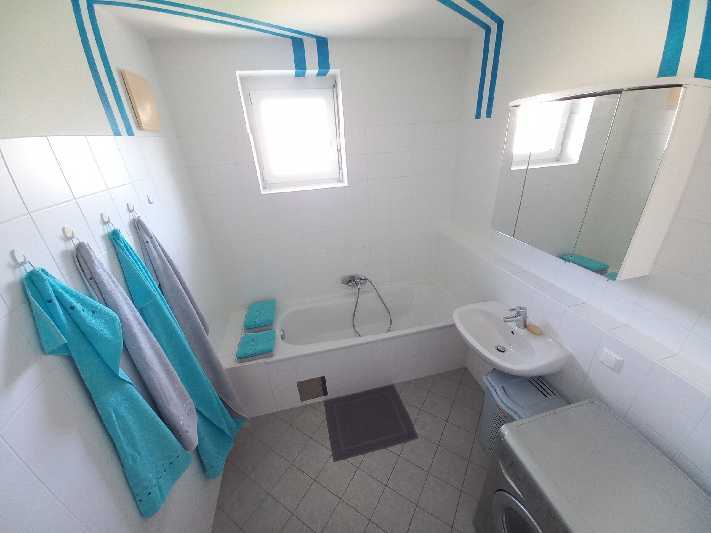 Bad mit Badewanne und Wachmaschine