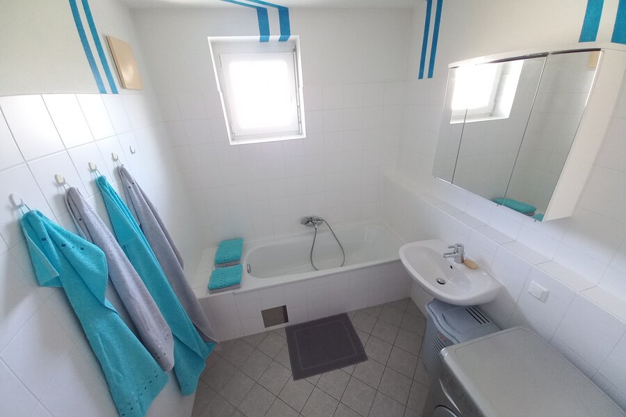 Bad mit Badewanne und Wachmaschine