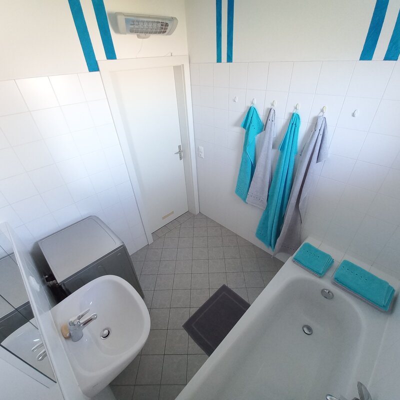 Bad mit Badewanne und Wachmaschine