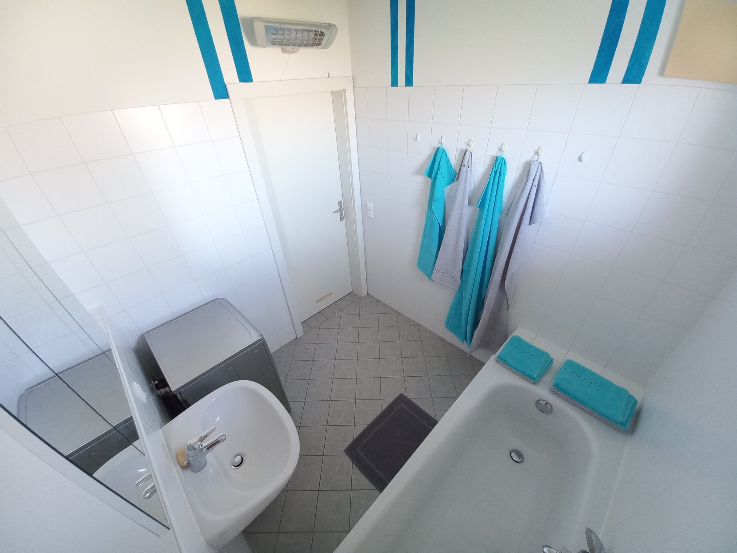 Bad mit Badewanne und Wachmaschine