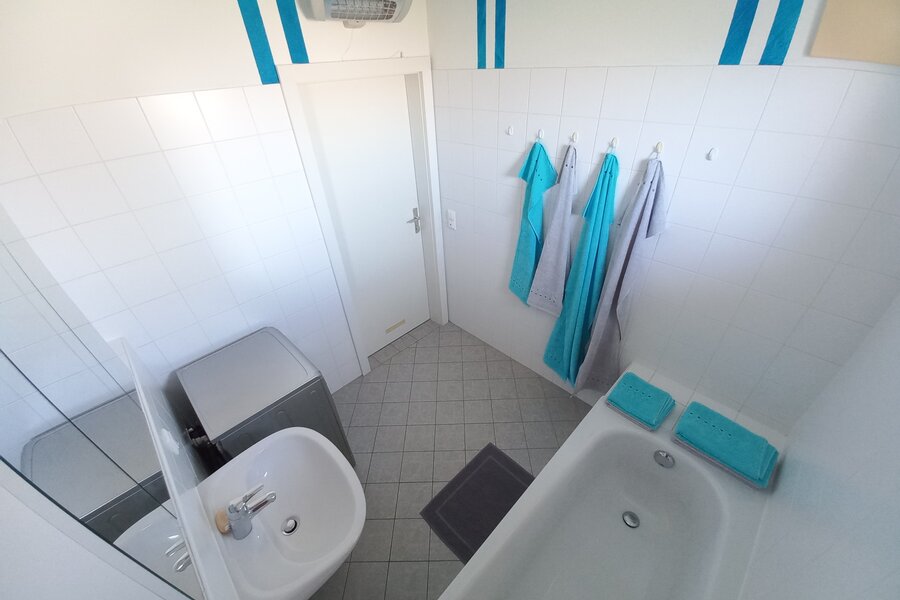 Bad mit Badewanne und Wachmaschine