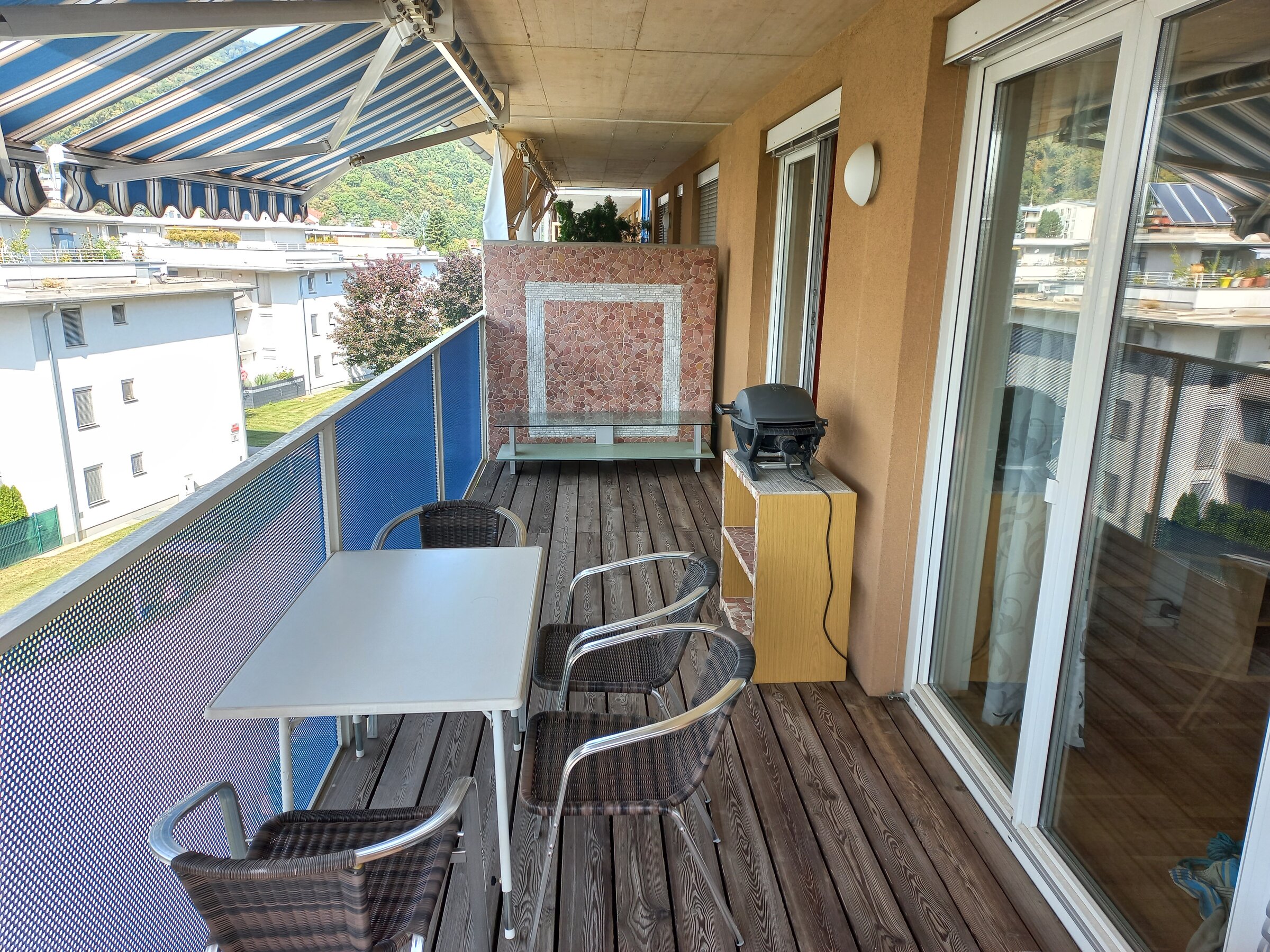 Balkon mit Zugang ins Schlafzimmer und Wohnzimmer