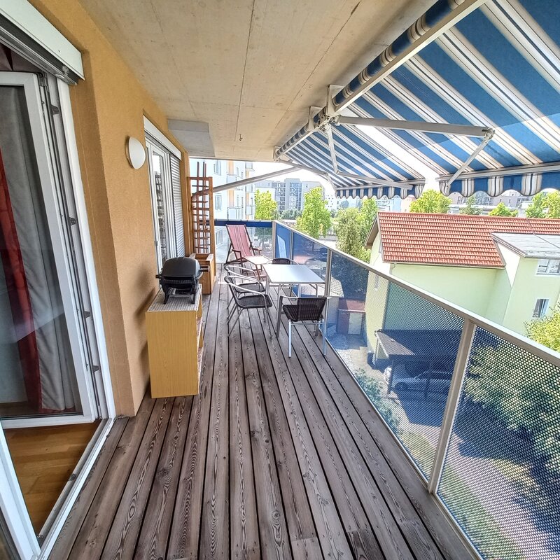 Balkon mit Zugang ins Schlafzimmer und Wohnzimmer