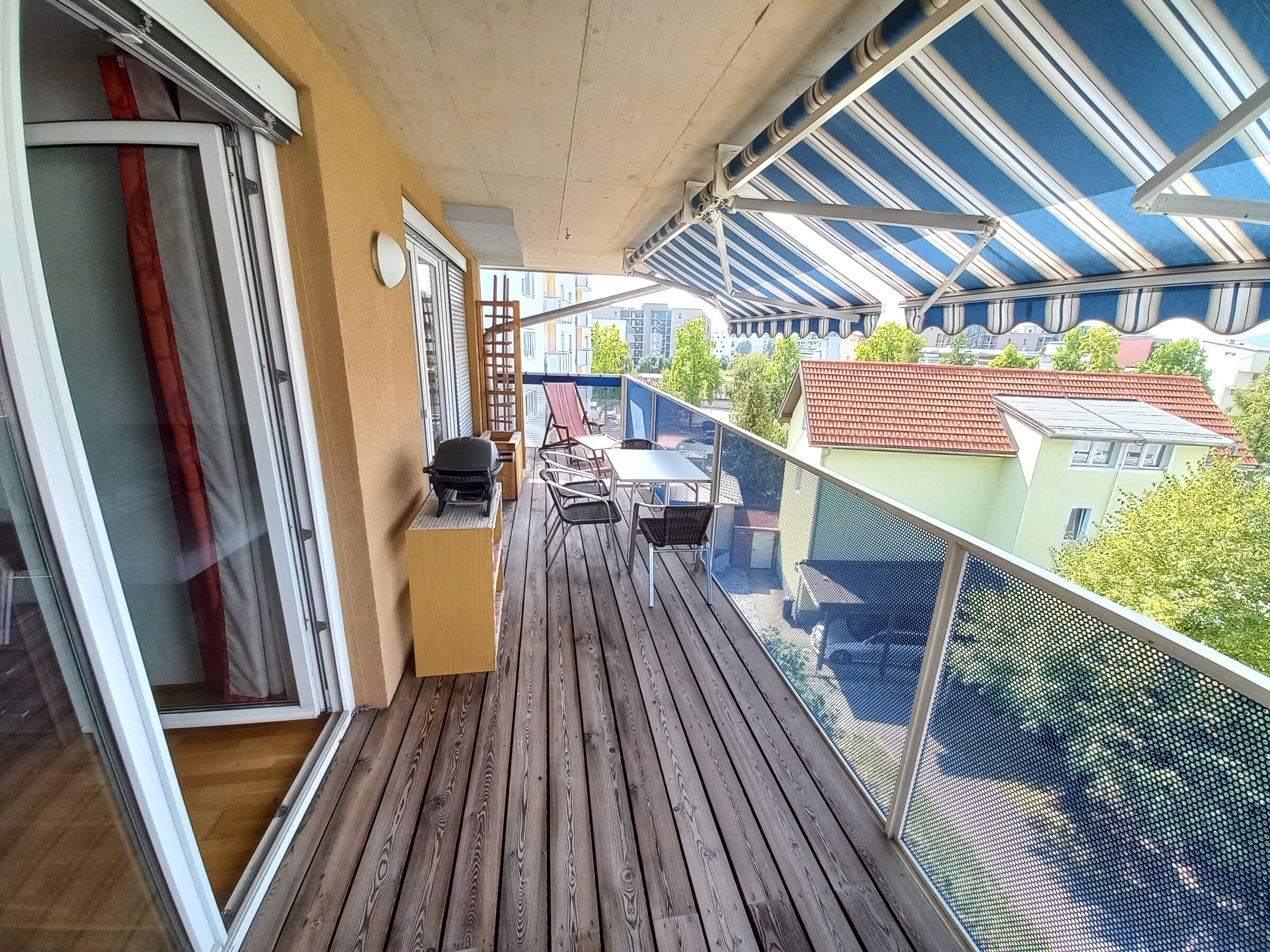Balkon mit Zugang ins Schlafzimmer und Wohnzimmer