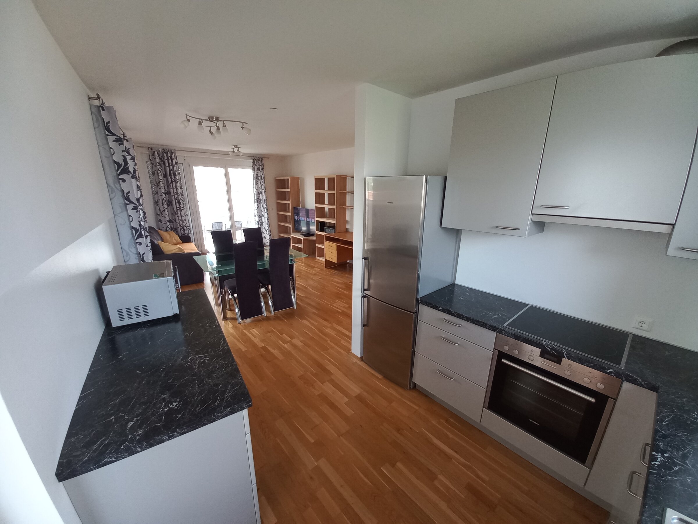 Küche, Esszimmer und Wohnzimmer in einem