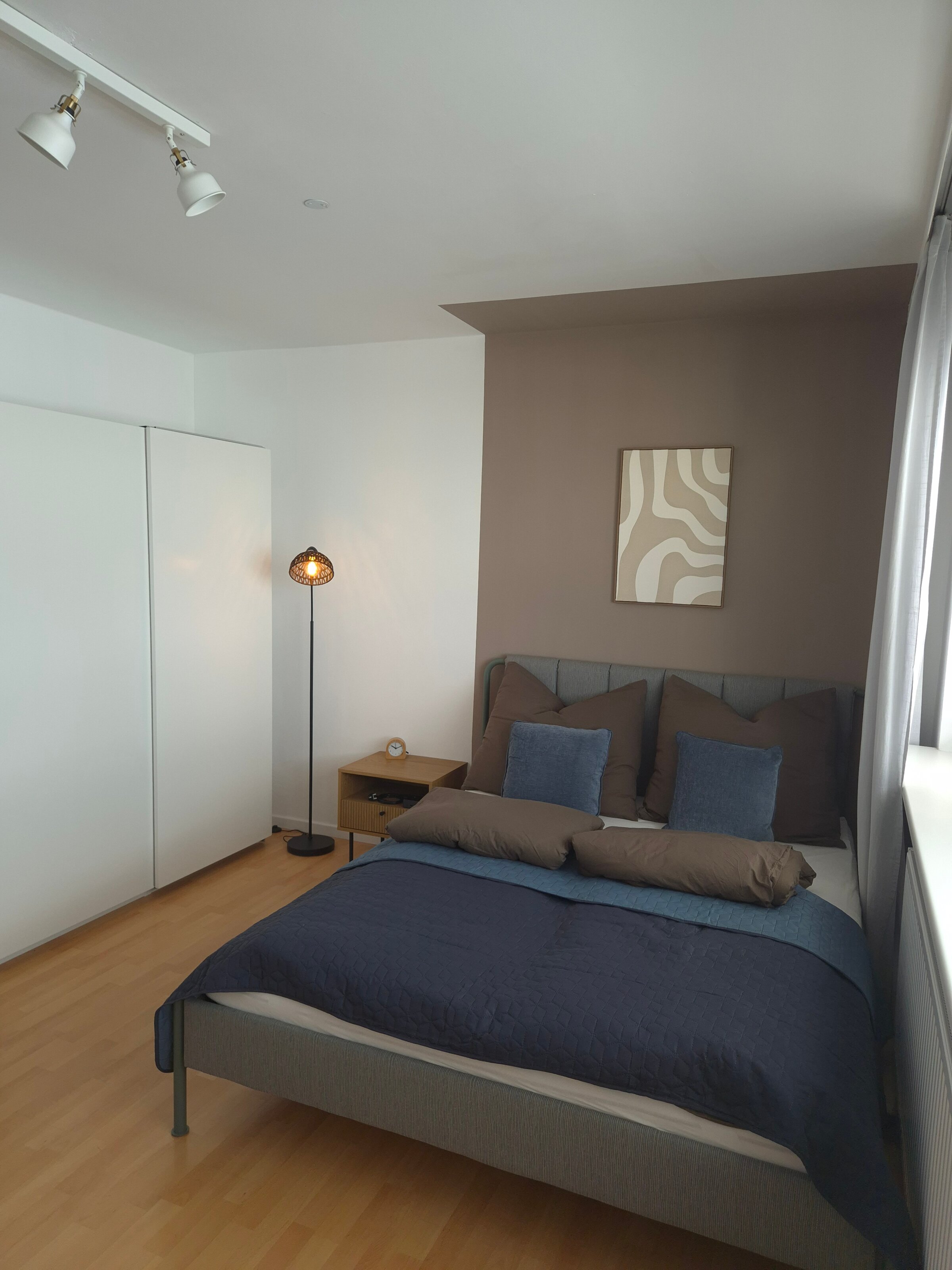 Modern bedroom with stylish interior – 1-room apartment for short-term rental & temporary housing for 1 to 6 months in Innsbruck