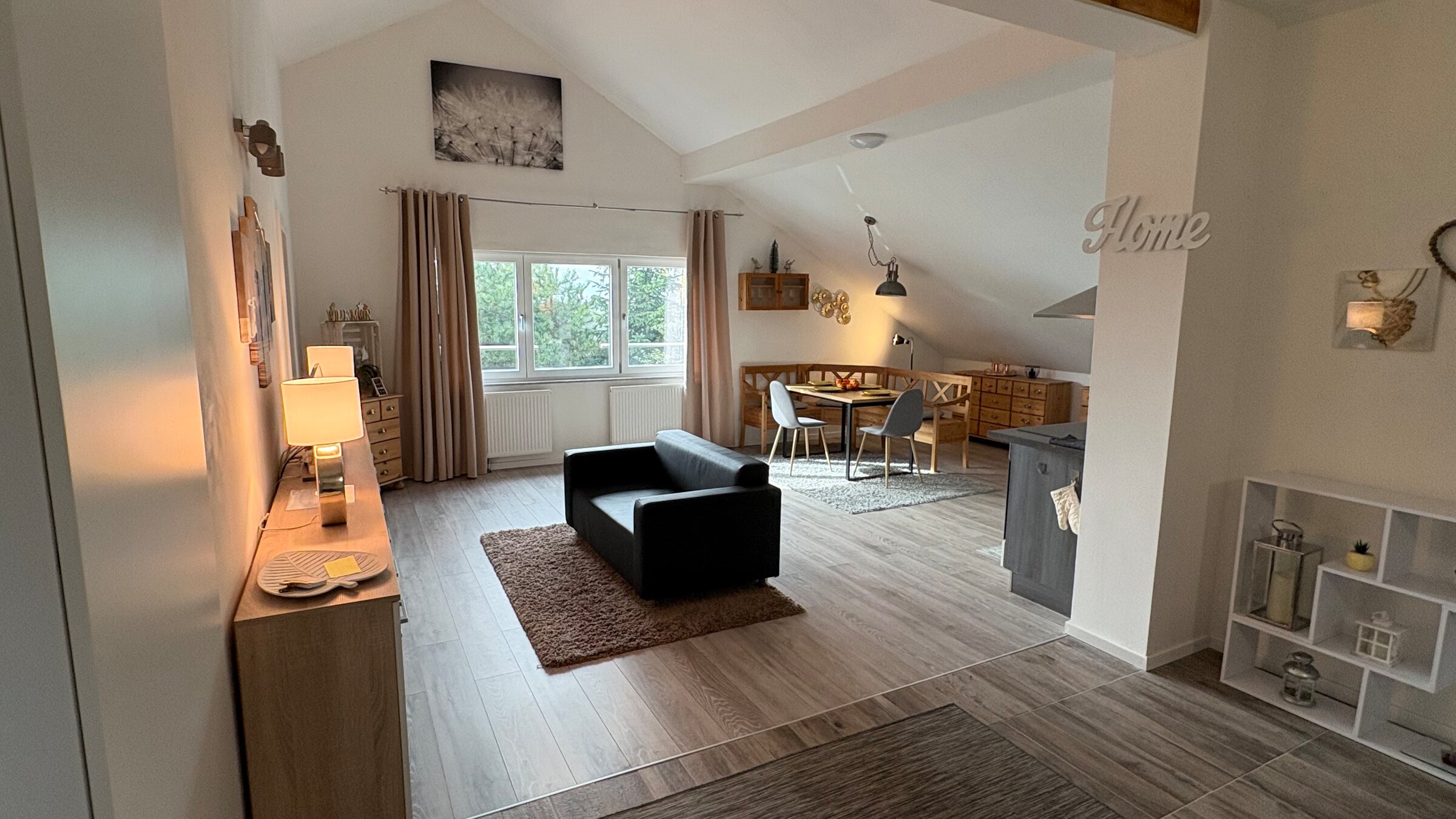 Helles Wohnzimmer mit Dachschräge, 3-Zimmer Wohnung, Kurzzeitmiete & Wohnen auf Zeit für 1 bis 6 Monate in Linz