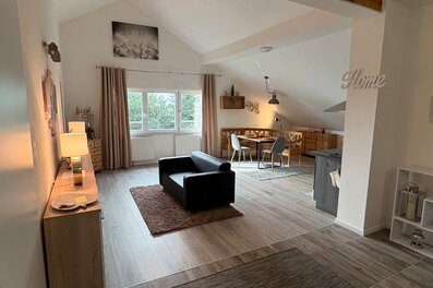 Helles Wohnzimmer mit Dachschräge, 3-Zimmer Wohnung, Kurzzeitmiete & Wohnen auf Zeit für 1 bis 6 Monate in Linz