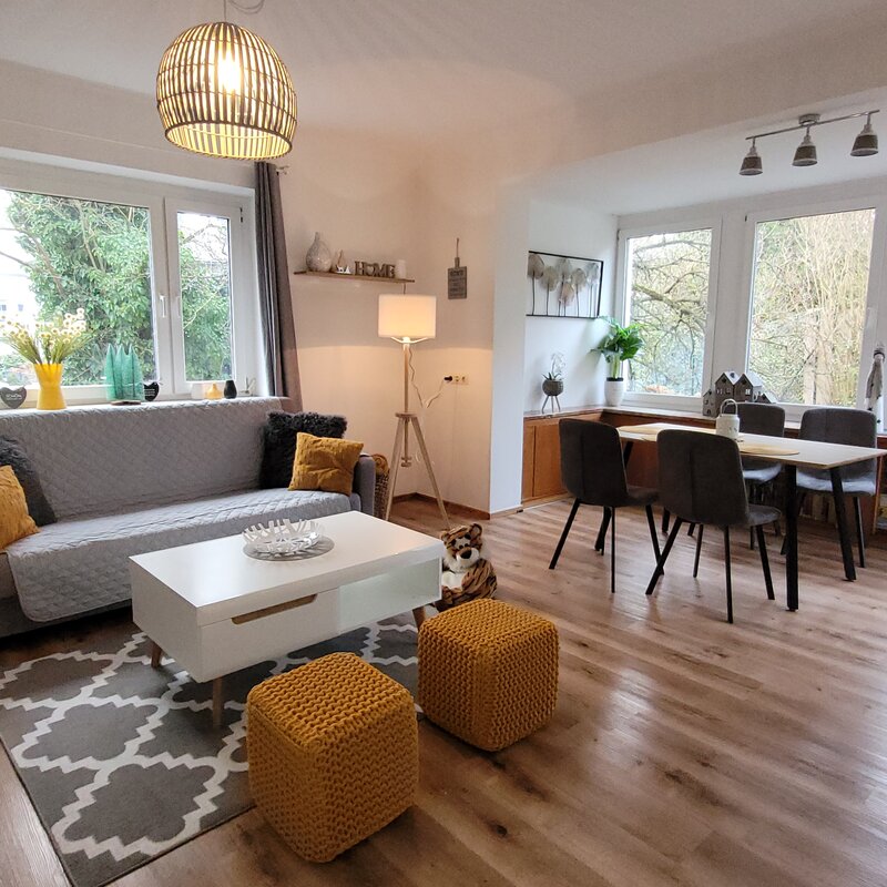 Bright open-plan living & dining area, hardwood floors – 3-room apartment, short-term rental Linz, temporary housing 1–6 months