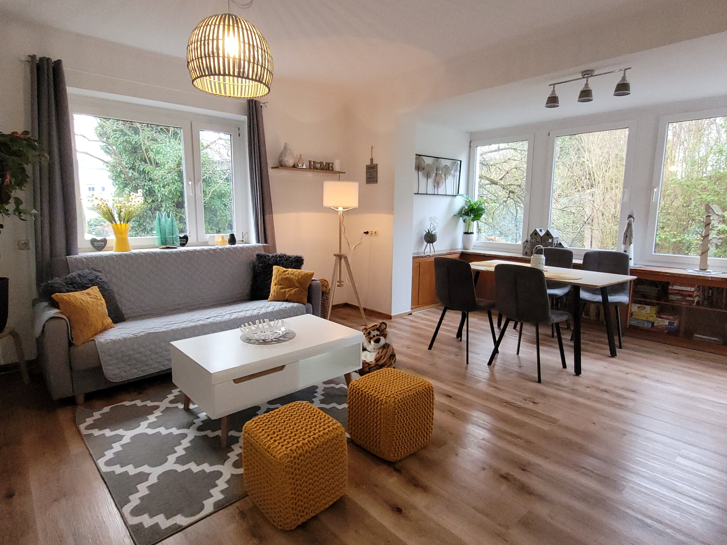 Bright open-plan living & dining area, hardwood floors – 3-room apartment, short-term rental Linz, temporary housing 1–6 months