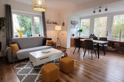 Bright open-plan living & dining area, hardwood floors – 3-room apartment, short-term rental Linz, temporary housing 1–6 months