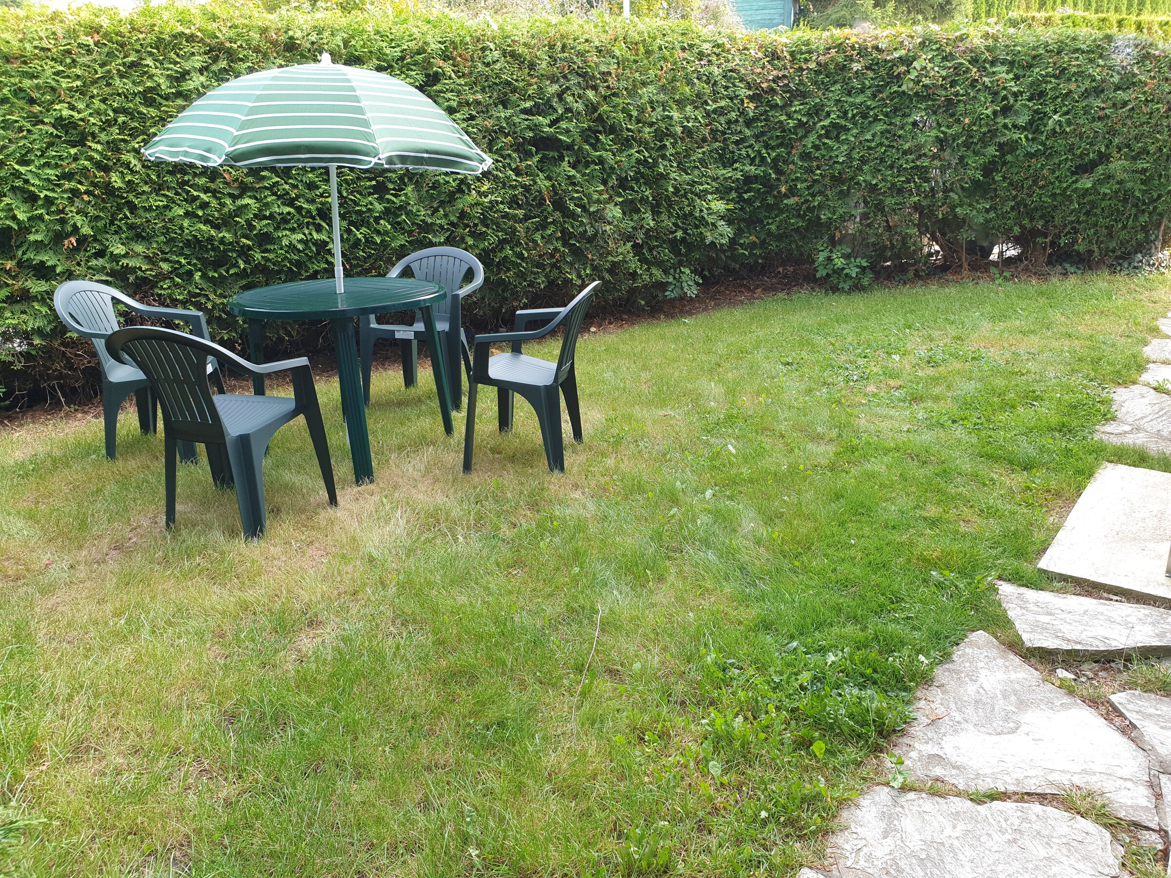 Privatgarten mit Gartenmöbeln