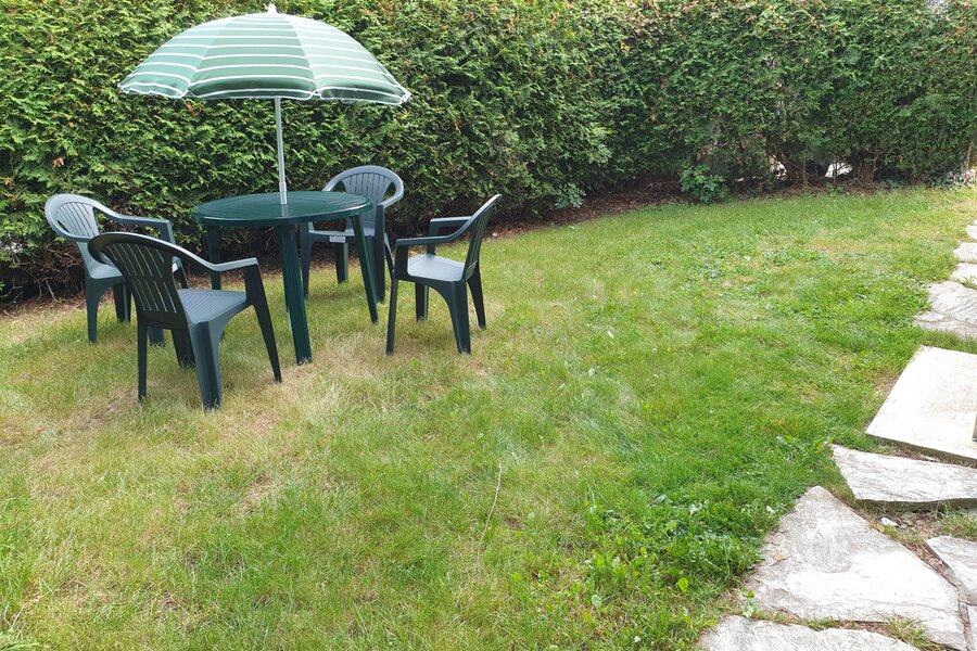 Privatgarten mit Gartenmöbeln