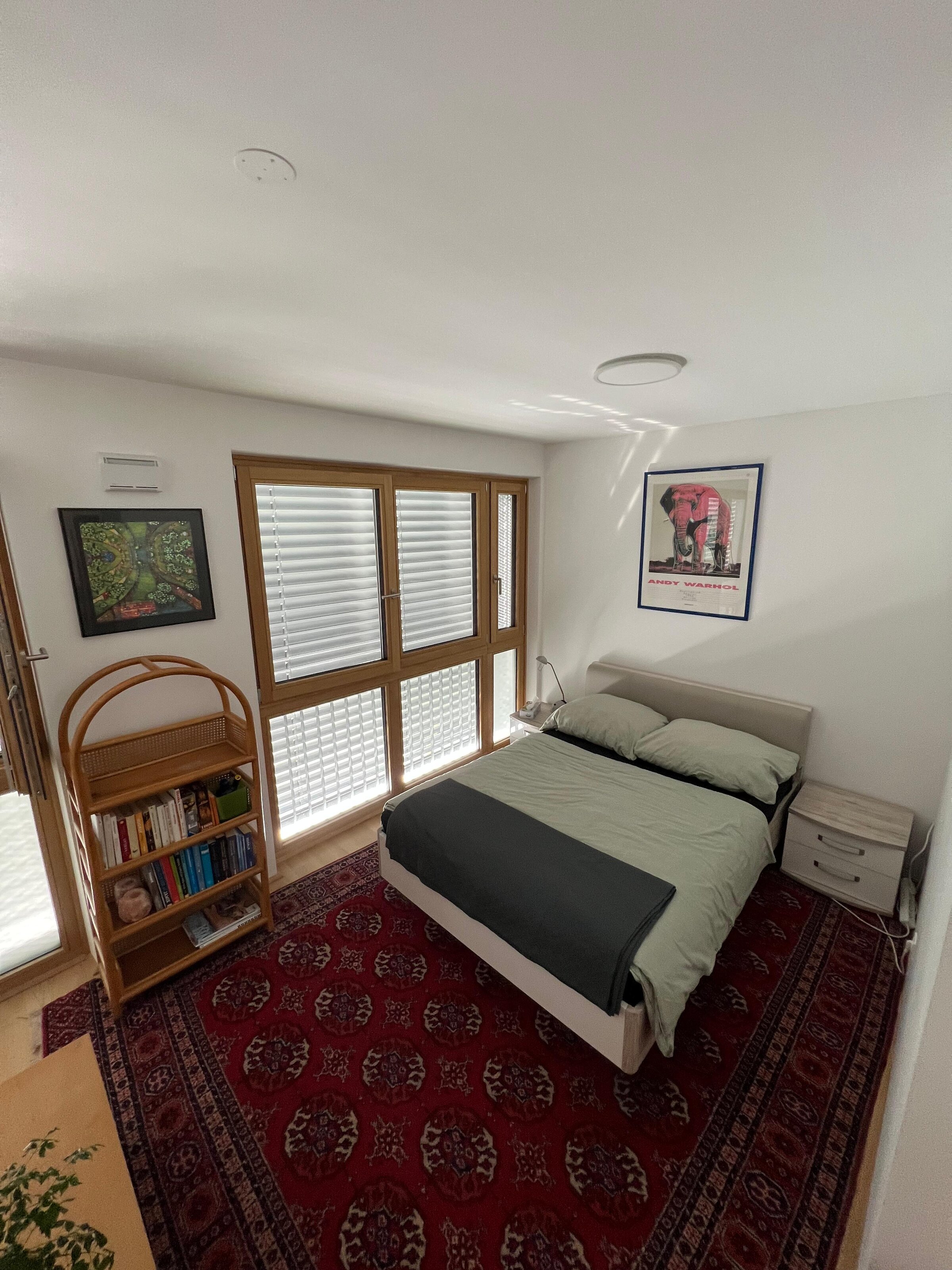 Queen-Size Bett mit Nachttischen