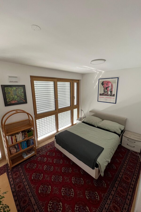 Queen-Size Bett mit Nachttischen