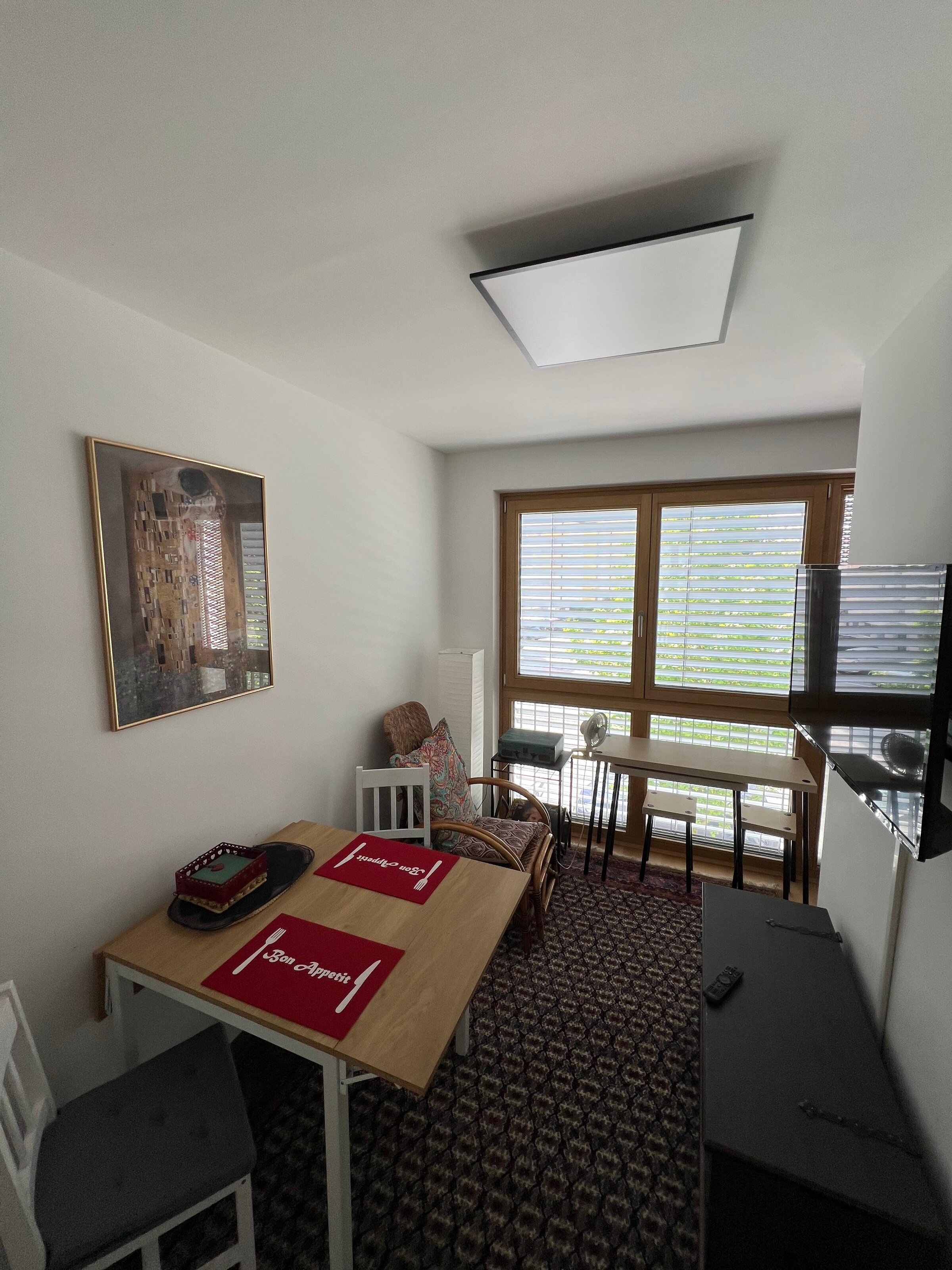 Zimmer mit Esstisch, Schreibtisch und Entspannungsecke