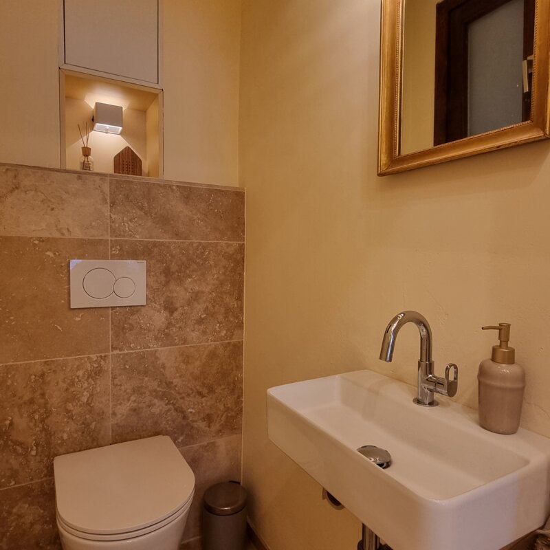 Historic building Graz short term rental toilet | © Anno1903