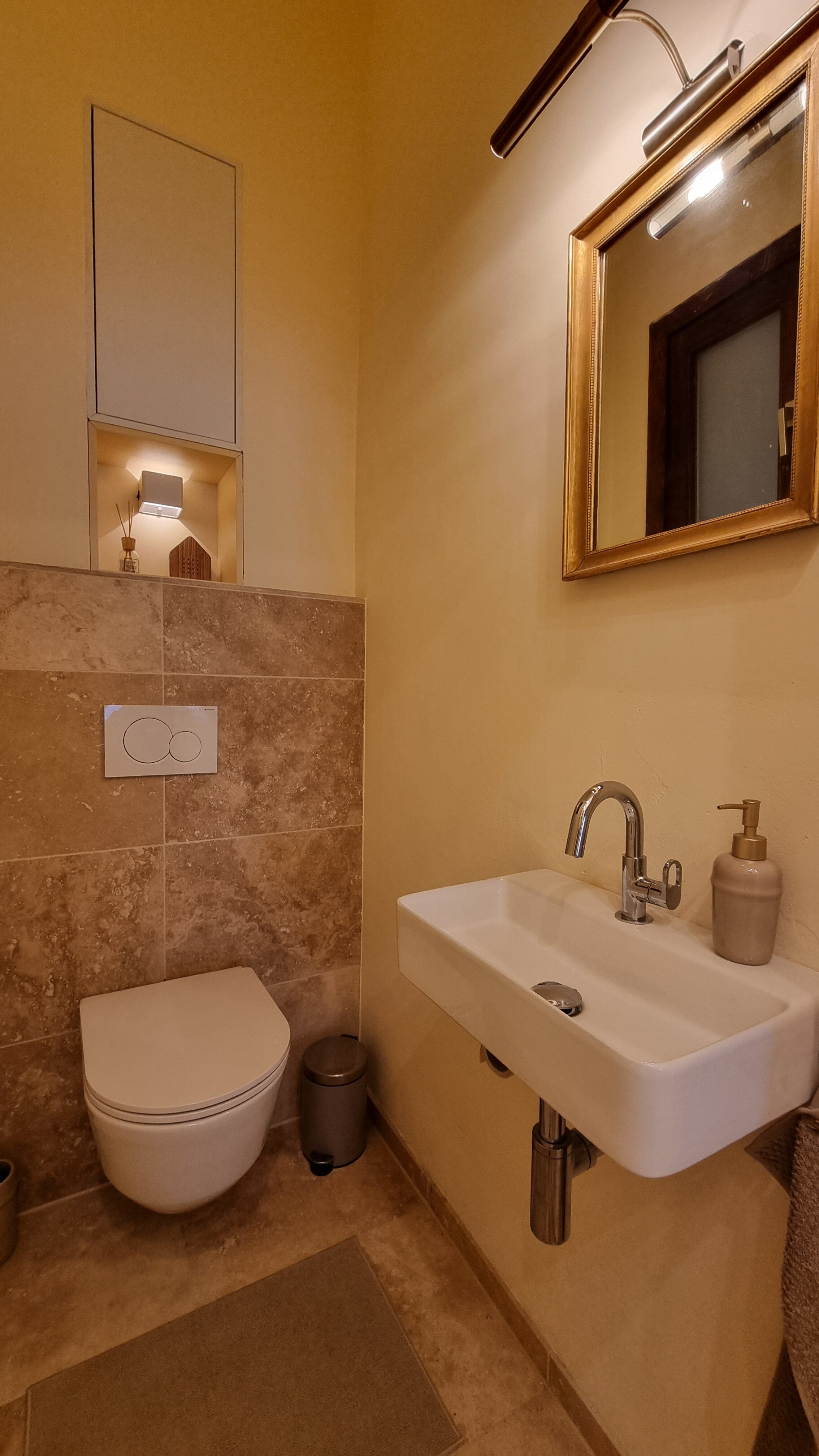 Historic building Graz short term rental toilet | © Anno1903