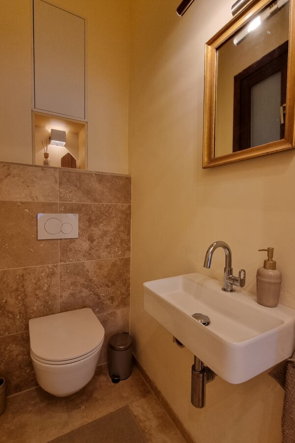 Historic building Graz short term rental toilet | © Anno1903