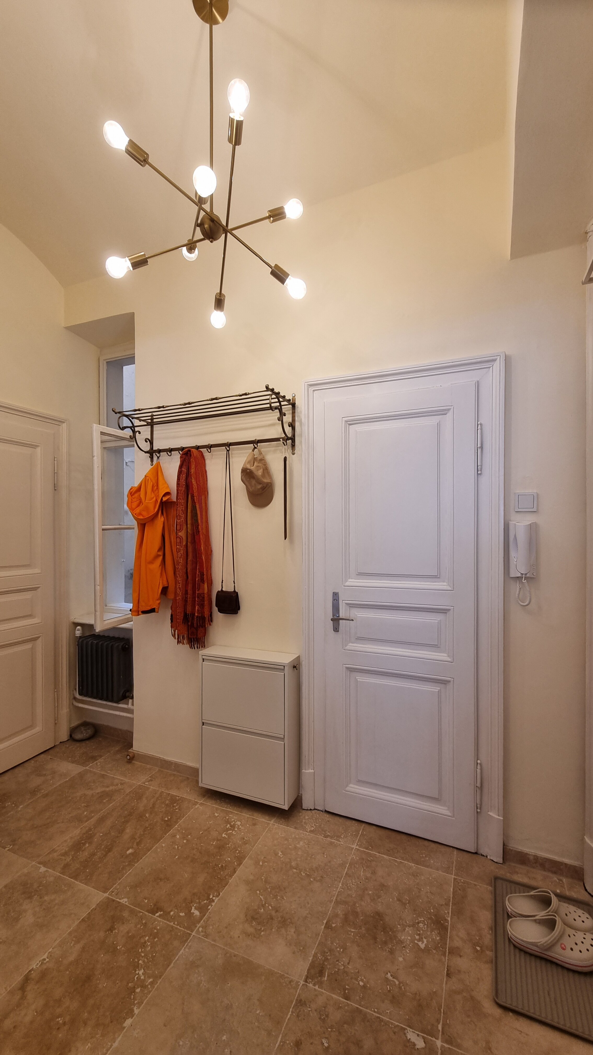 Historic building Graz short term rental hallway | © Anno1903