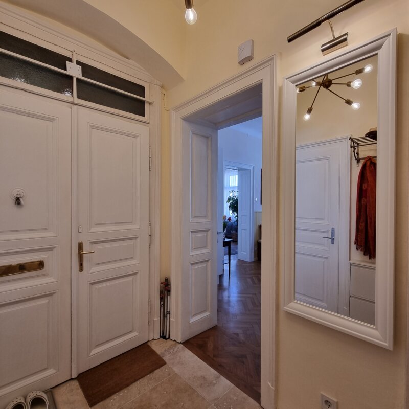 Historic building Graz short term rental hallway | © Anno1903