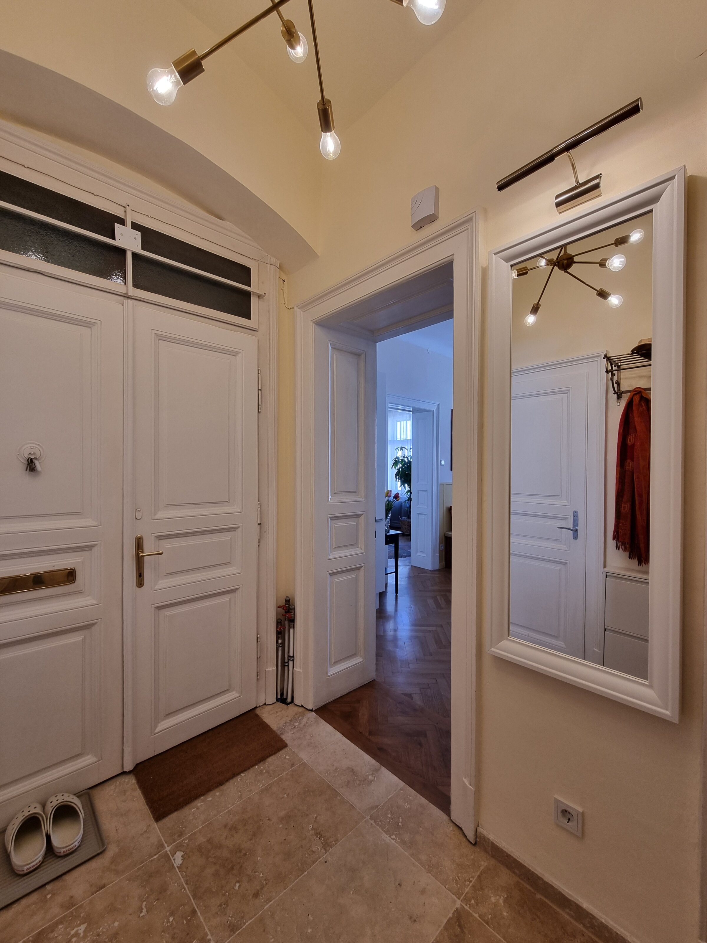 Historic building Graz short term rental hallway | © Anno1903