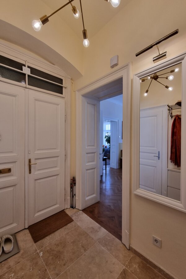 Historic building Graz short term rental hallway | © Anno1903