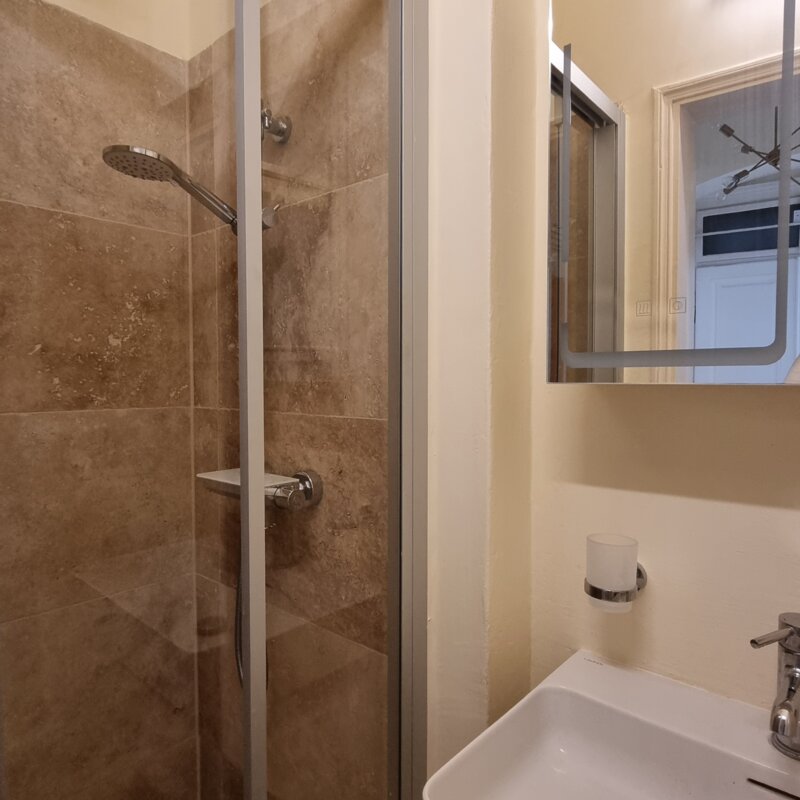 Historic building Graz short term rental shower bath | © Anno1903