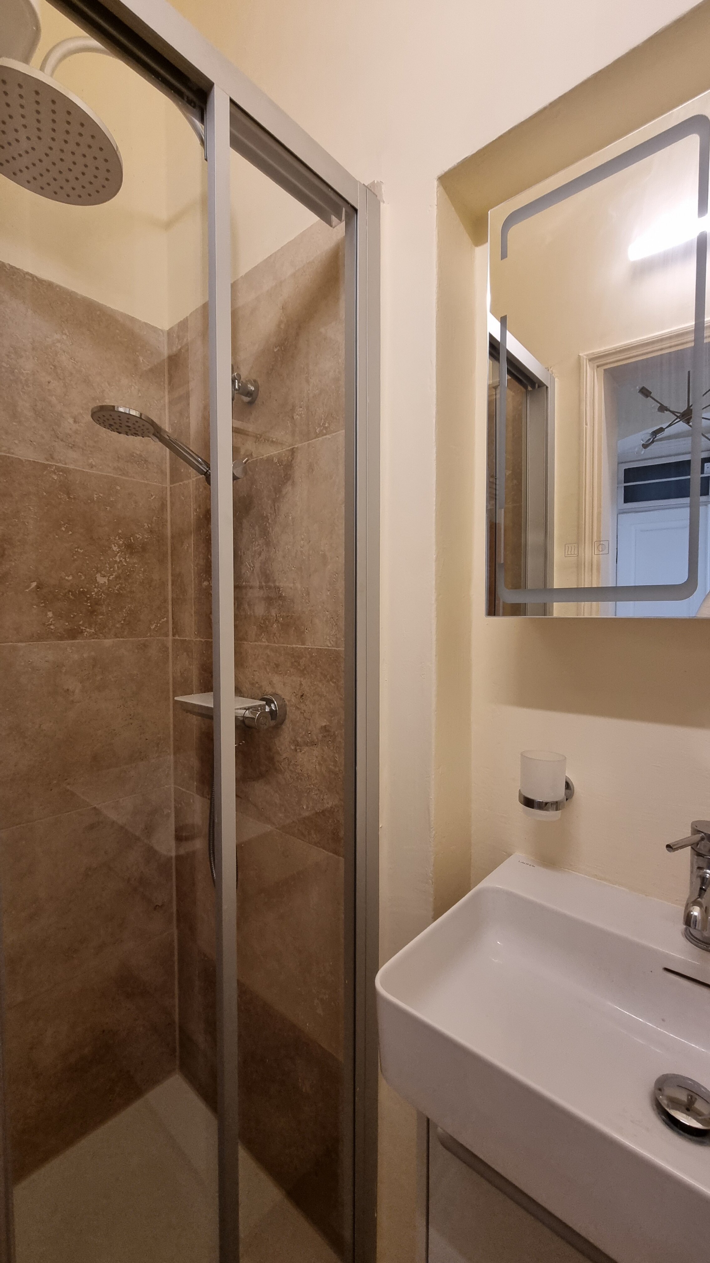 Historic building Graz short term rental shower bath | © Anno1903