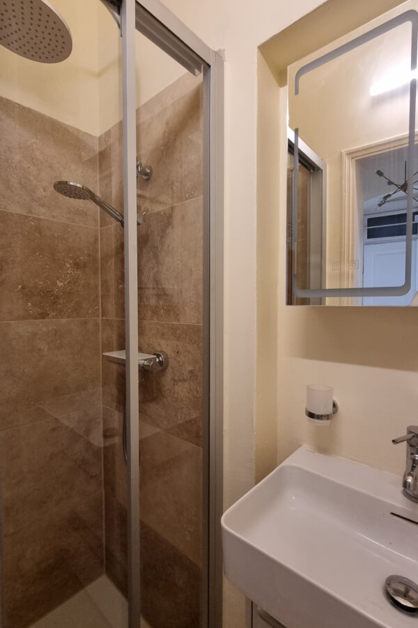Historic building Graz short term rental shower bath | © Anno1903