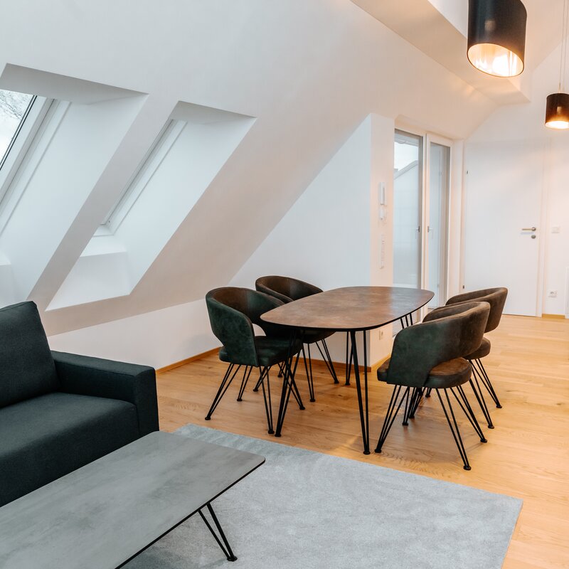 Heller Wohn-Essbereich mit Dachschräge – 3-Zimmer Wohnung, Kurzzeitmiete & Wohnen auf Zeit für 1 bis 6 Monate in Salzburg