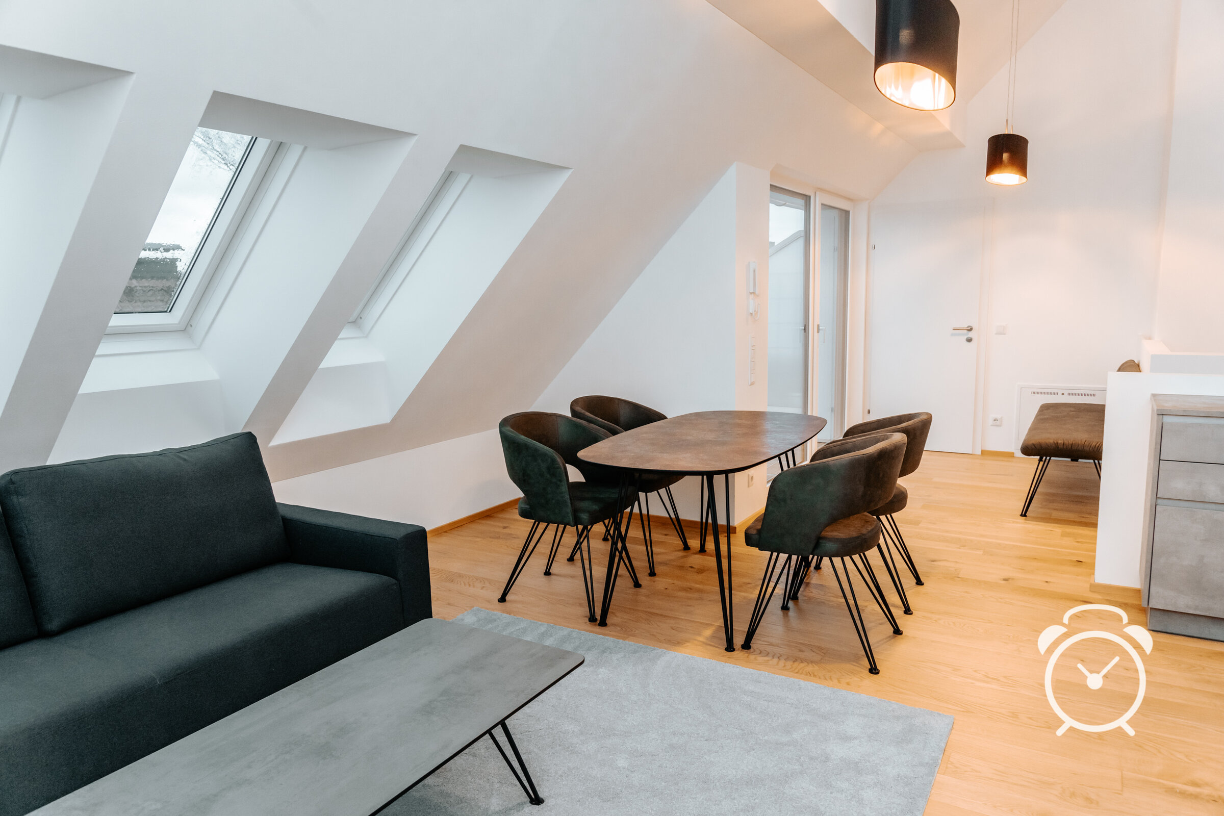 Heller Wohn-Essbereich mit Dachschräge – 3-Zimmer Wohnung, Kurzzeitmiete & Wohnen auf Zeit für 1 bis 6 Monate in Salzburg