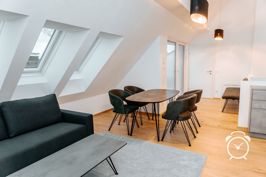 Heller Wohn-Essbereich mit Dachschräge – 3-Zimmer Wohnung, Kurzzeitmiete & Wohnen auf Zeit für 1 bis 6 Monate in Salzburg