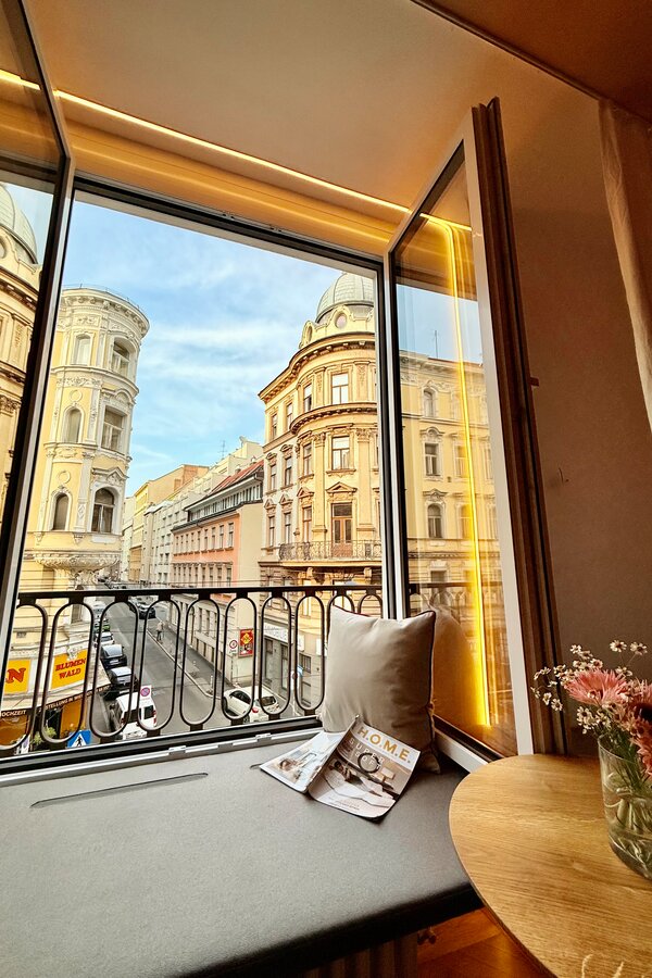 Reading bench with a view of the bustling Lerchenfelder Straße and the stylish buildings opposite